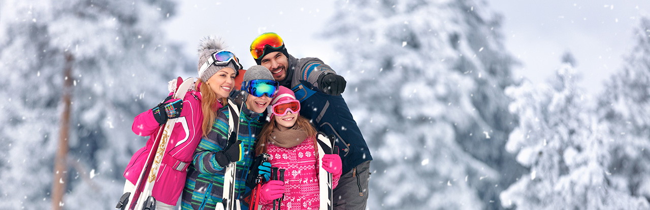 Família na neve - dicas para esquiar pela primeira vez