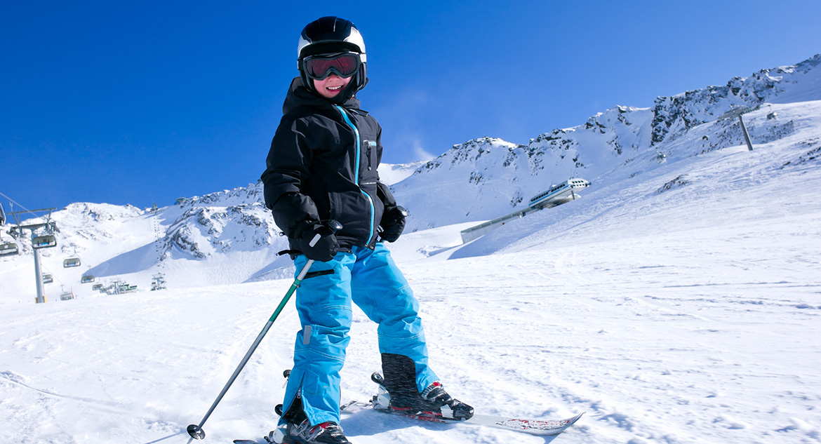 Uma criança esquiando