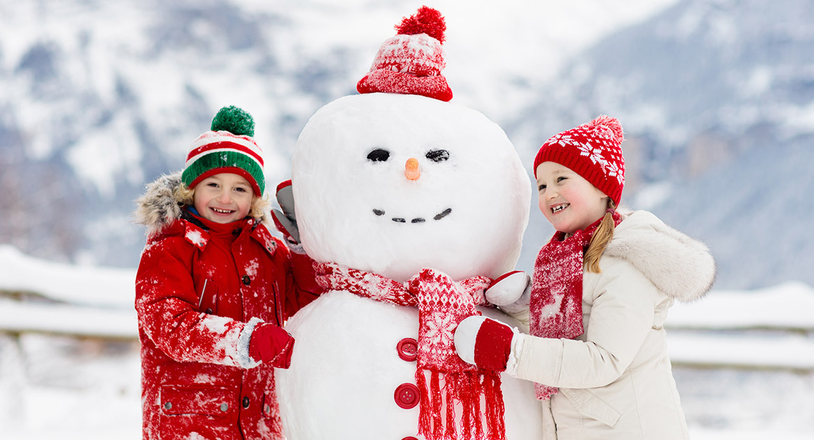 Crianças fazendo boneco de neve