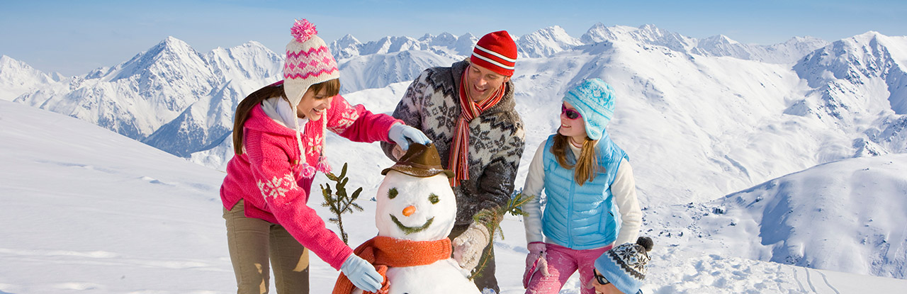 Família aprendendo como fazer boneco de neve