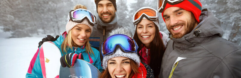 Esqui na neve com amigos