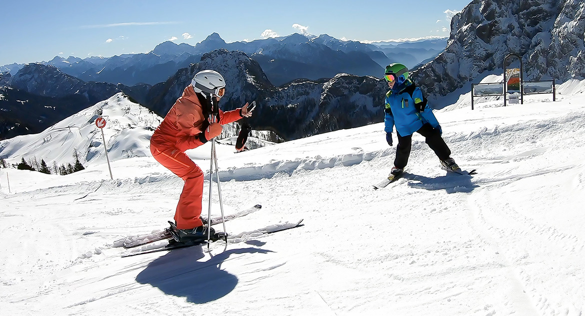 Tirando foto esquiando na neve