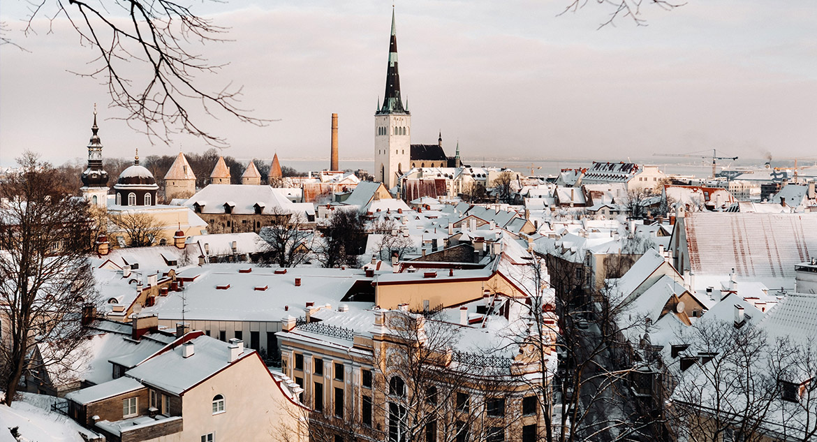 Tallinn sob neve em fevereiro