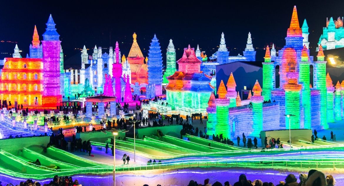 Esculturas do Festival de Harbin iluminadas por luzes coloridas