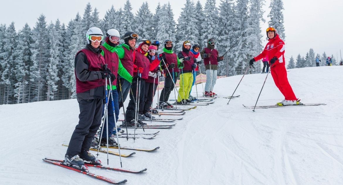 Aula de esqui em grupo