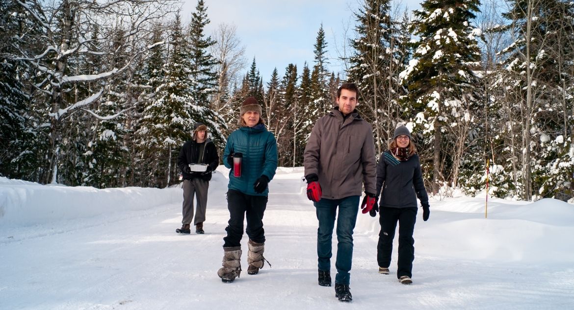 Família caminhando na neve