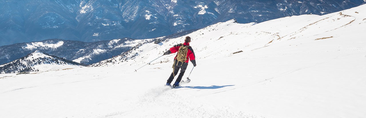 Esquiador descendo uma montanha na Via Lattea
