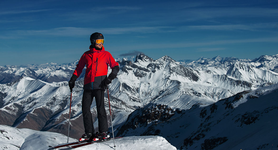 esquiador-experiente-obersvando-a-paisagem