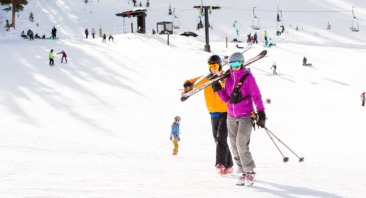 Esquiadores iniciantes na neve