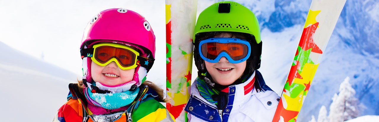 Duas crianças sorrindo na neve