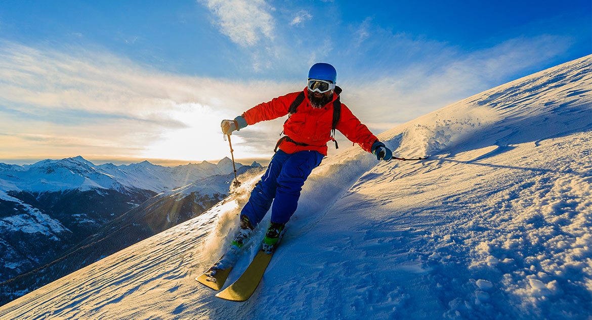 Um homem esquiando nos alpes