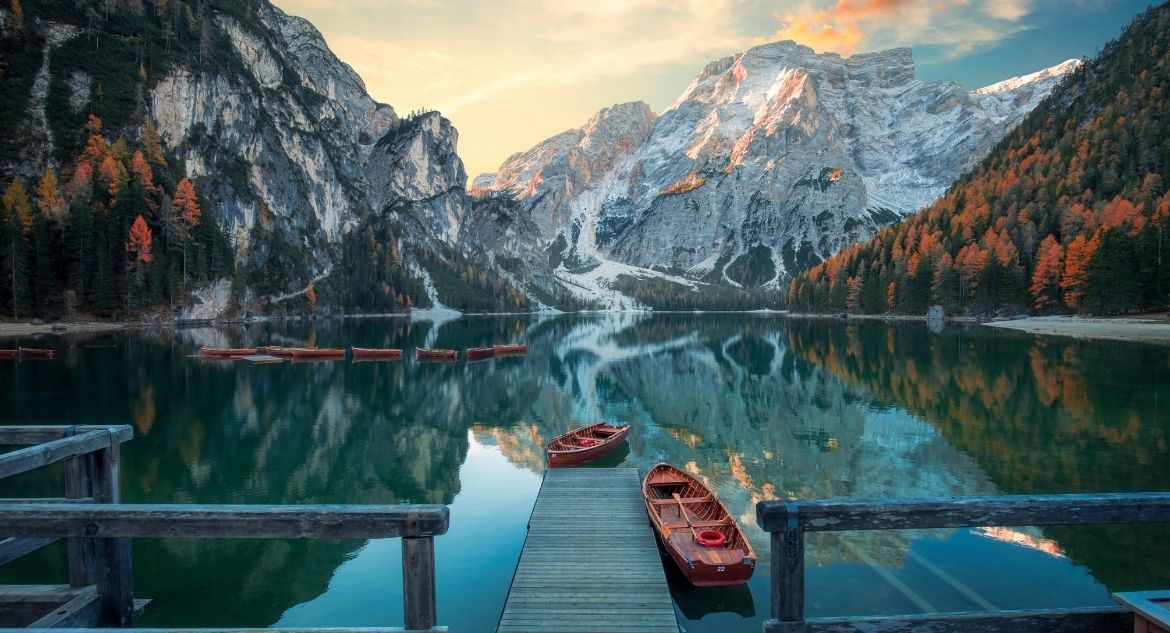 Vista para o Lago di Braies, na Itália