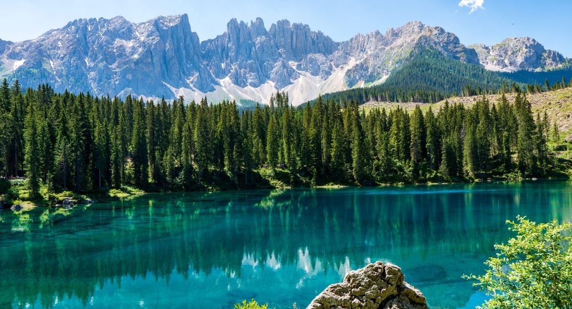 Lago di Carezza nos Alpes italianos