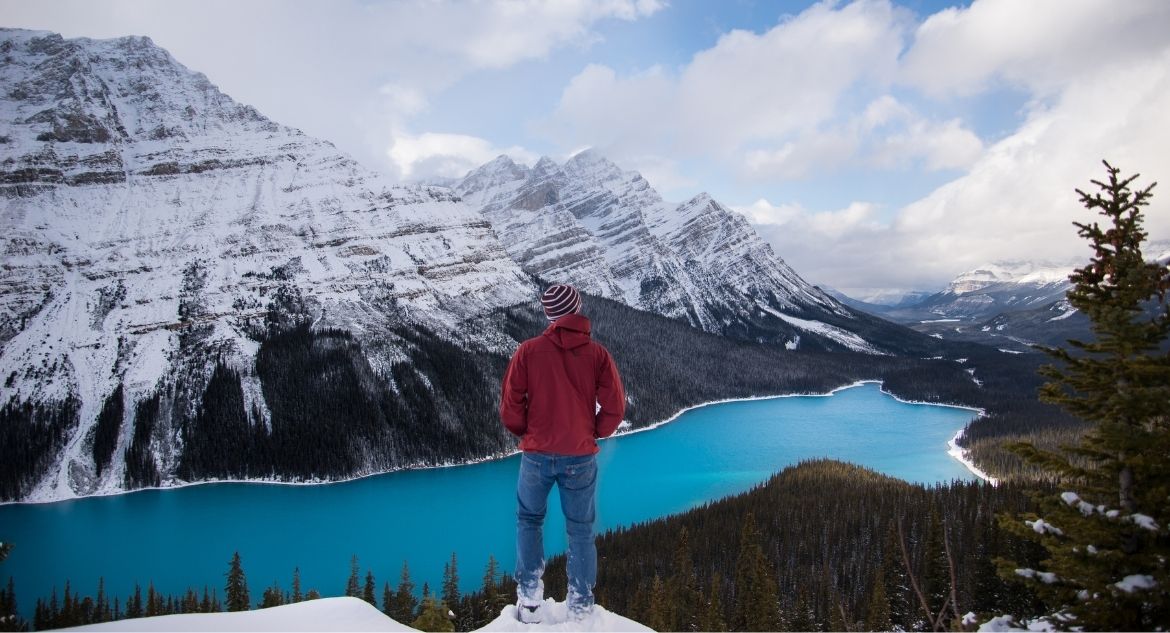 Homem em mirante do Lago Peyto, no Parque Nacional de Banff