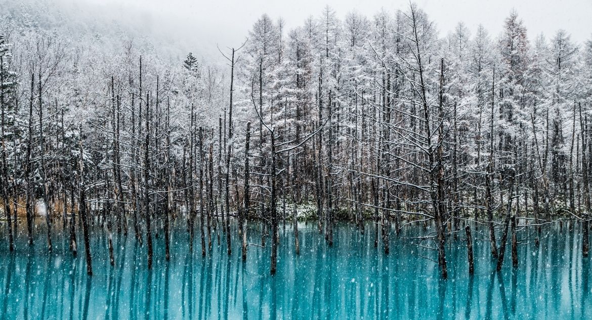 Lagoa Azul durante o inverno na ilha de Hokkaido