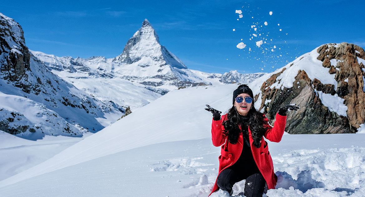 Mulher feliz aproveitando a neve na Suíça