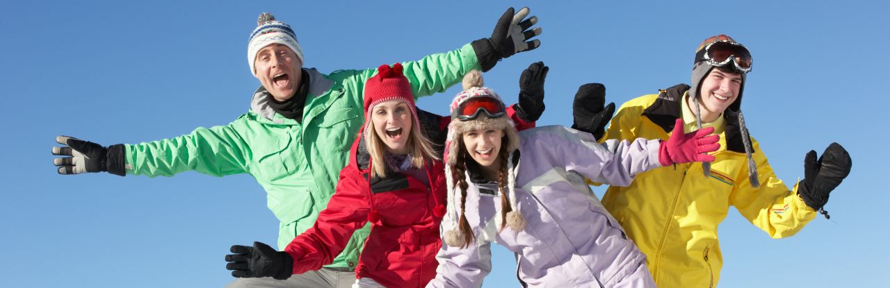 Família com filhos adolescentes em viagem de esqui