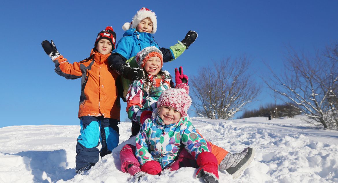 Grupo de crianças brincando na neve