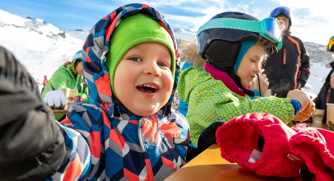 Crianças pequenas em estação de esqui