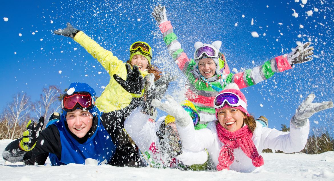 Adolescentes se divertindo na neve