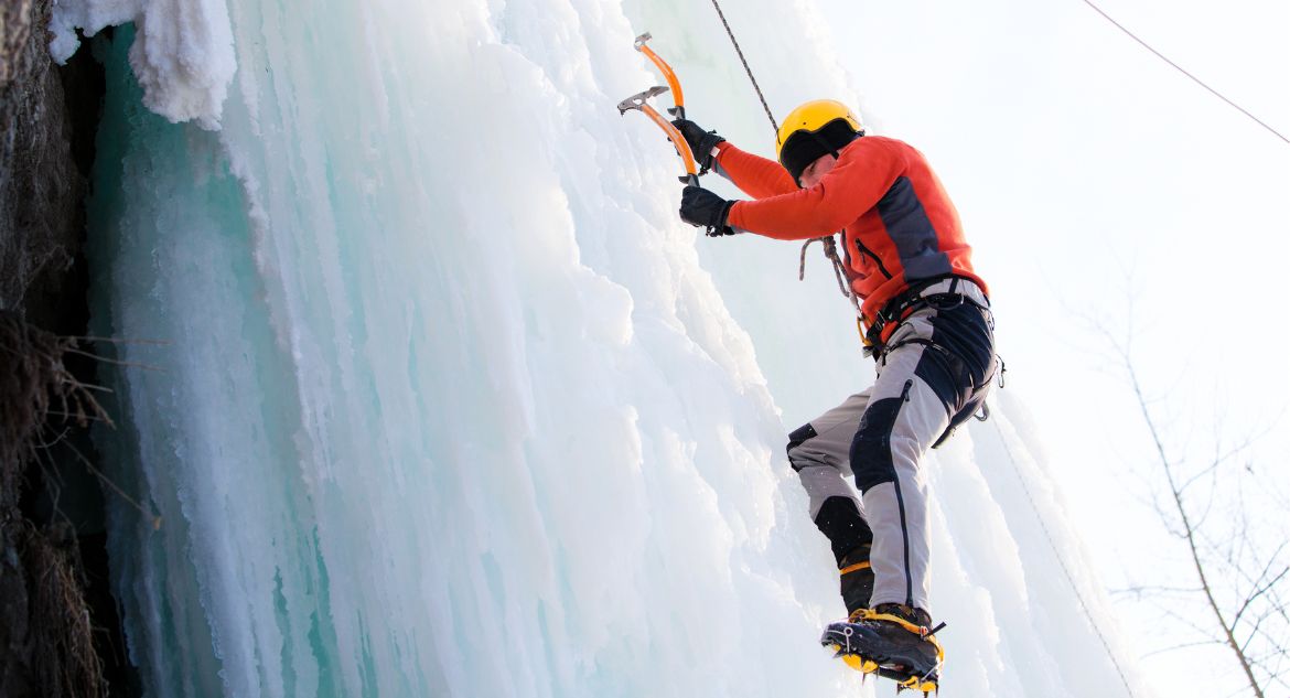 Esportista com equipamento para escalada no gelo