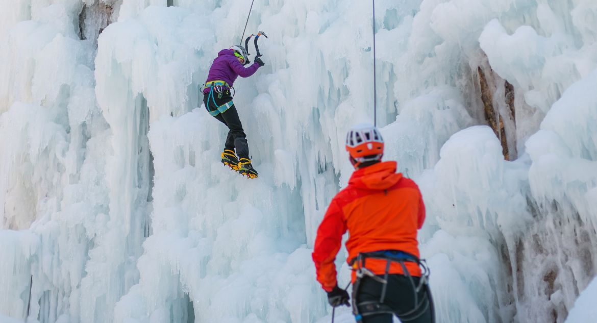 Esportista e guia em escalada de gelo