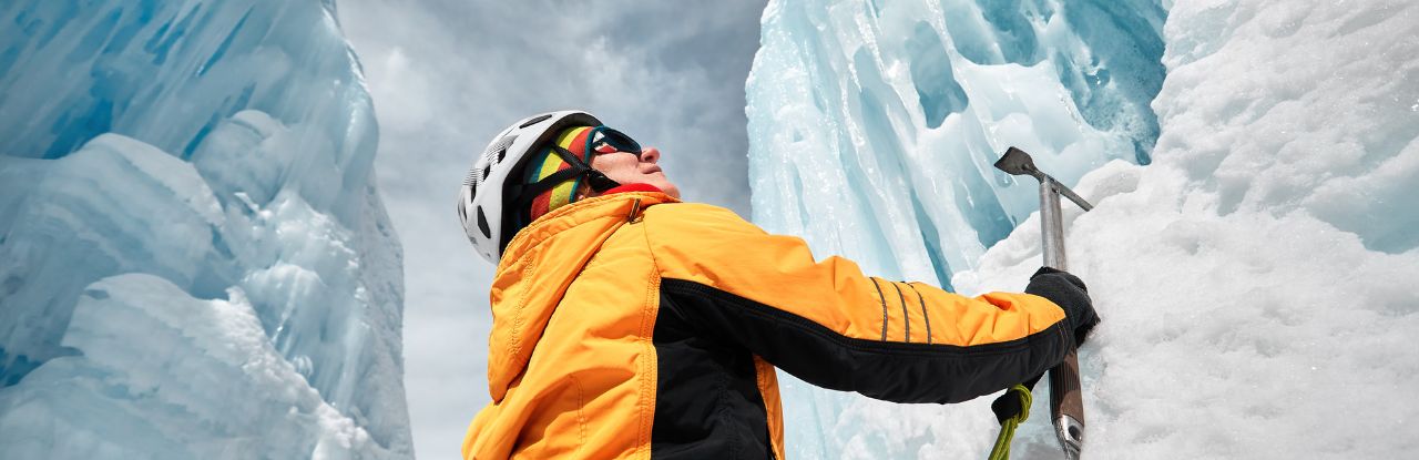 Esportista praticando escalada no gelo