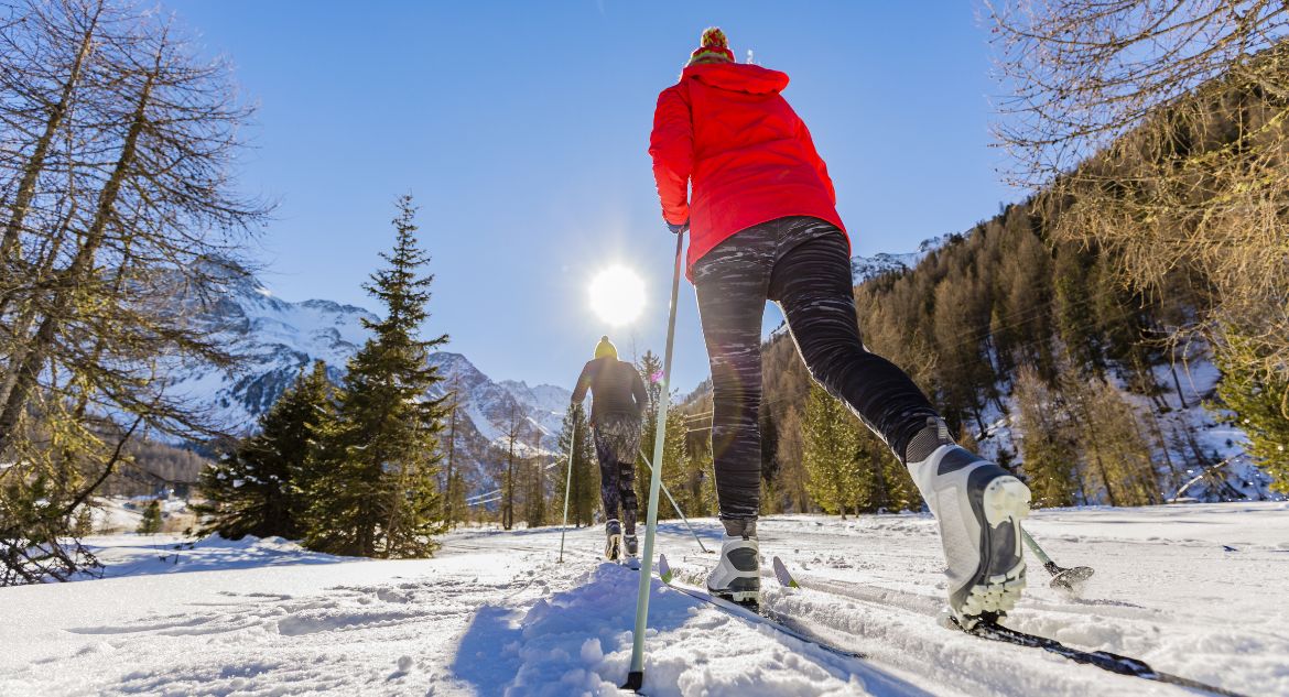 Família praticando esqui cross country em um trilha preparada