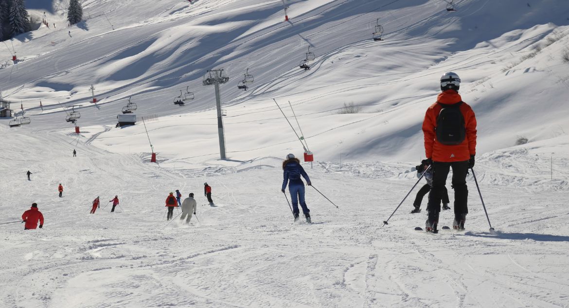 Esquiadores deslizando nas pistas de Samoëns