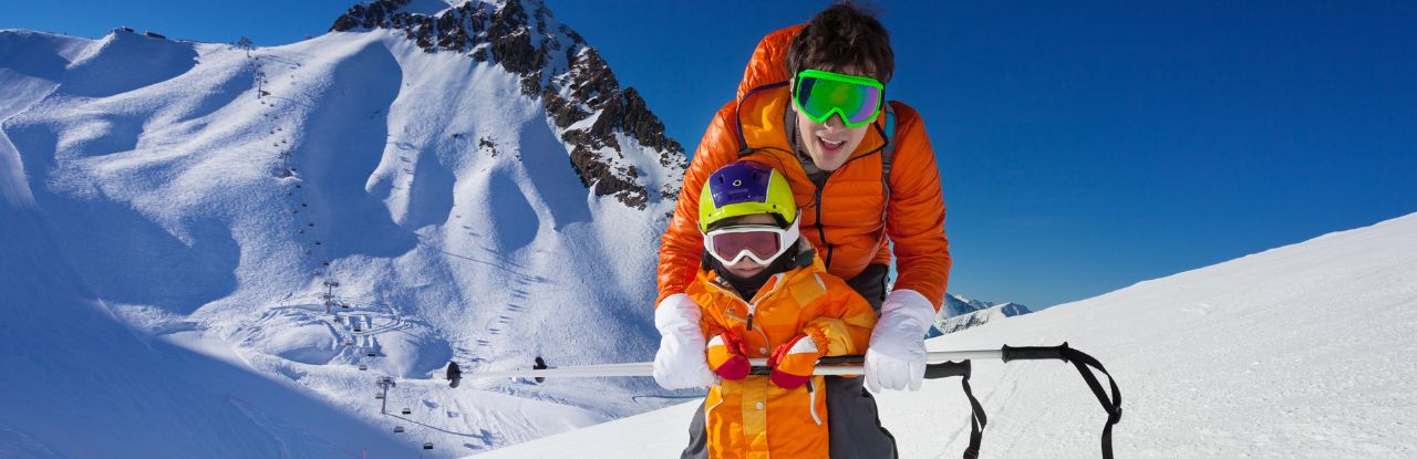 Pai e filho pequeno em uma estação de esqui