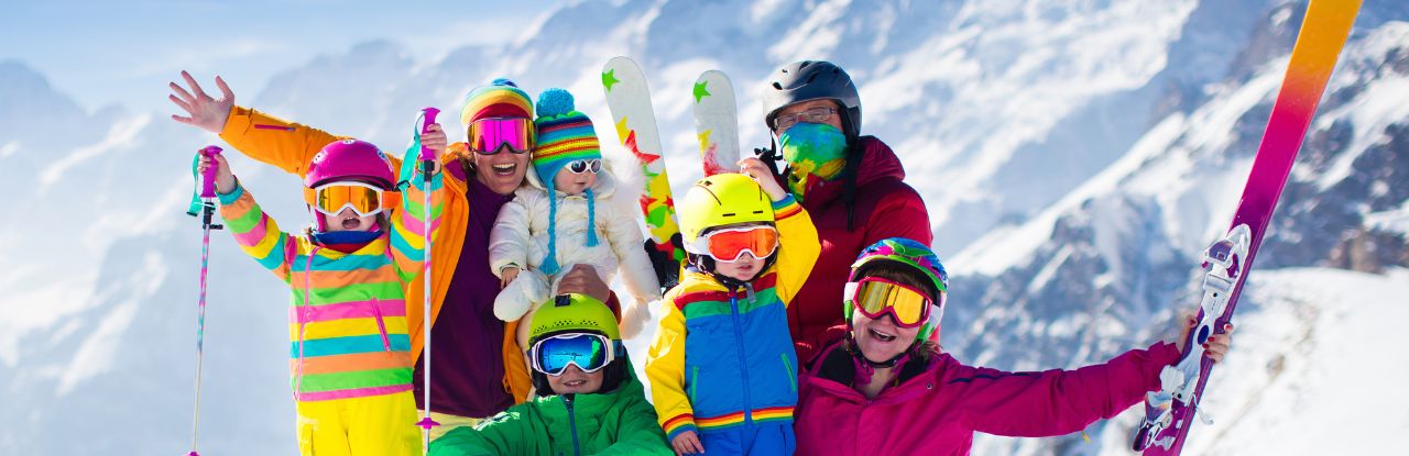 Família curtindo férias de esqui