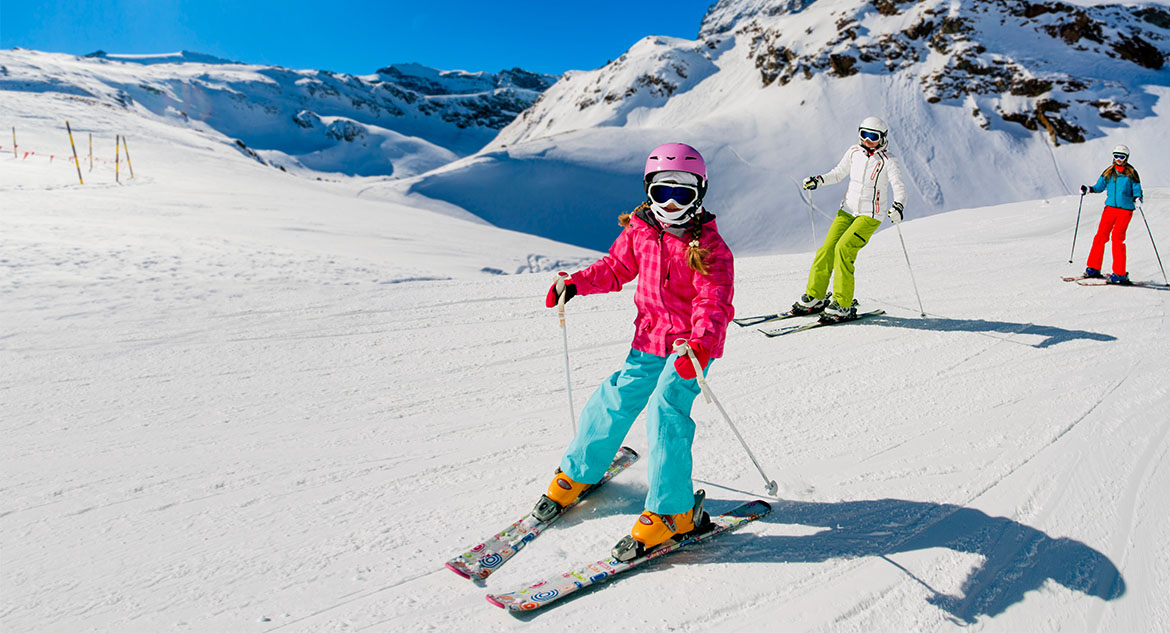 Menina esquiando em Zermatt