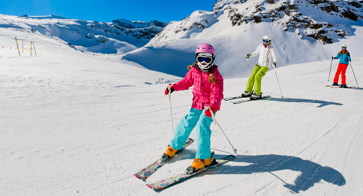 Menina esquiando na estação de Zermatt