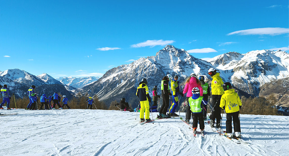 Pessoas esquiando na região de esqui da Via Lattea, na Itália