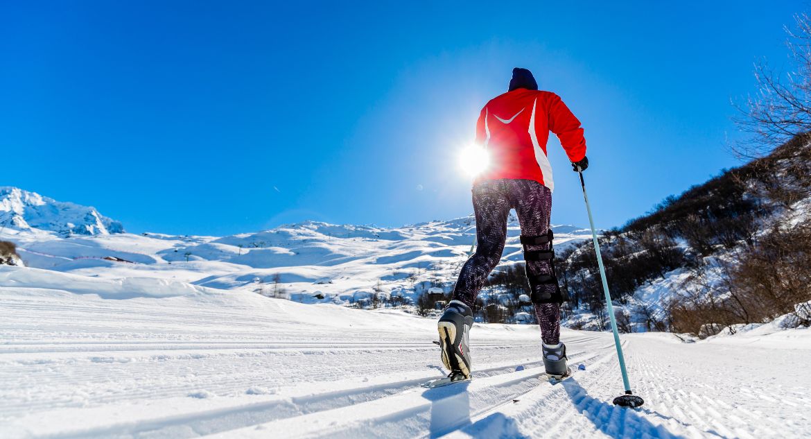 Esportista praticando esqui nórdico