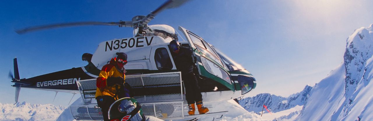 Esportistas praticando heli skiing