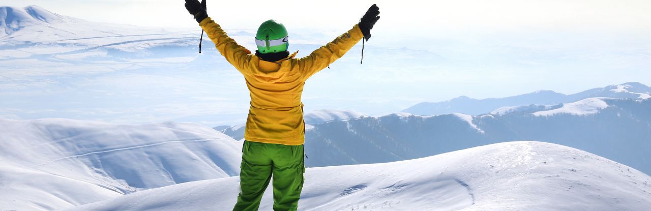 Esportista com roupa de esqui em destino de neve