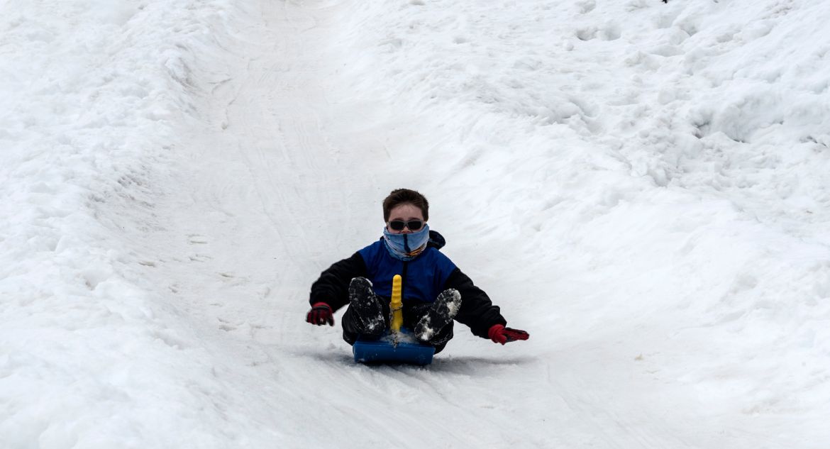 Criança em trenó de neve em Bariloche