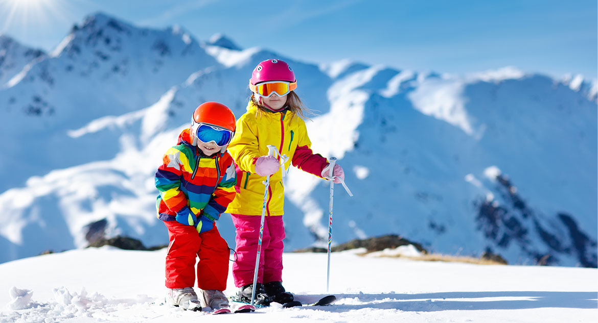 Crianças esquiando
