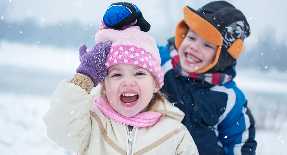 Crianças vestindo acessórios de neve