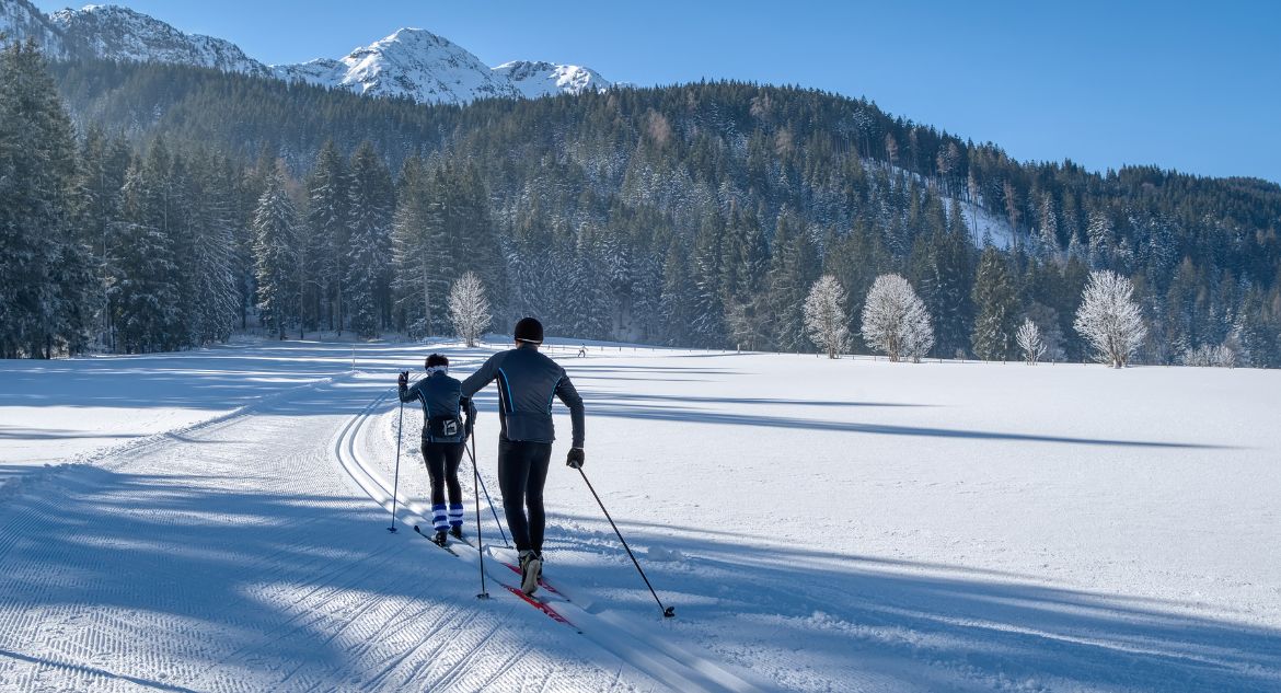 Esportistas praticando esqui nórdico