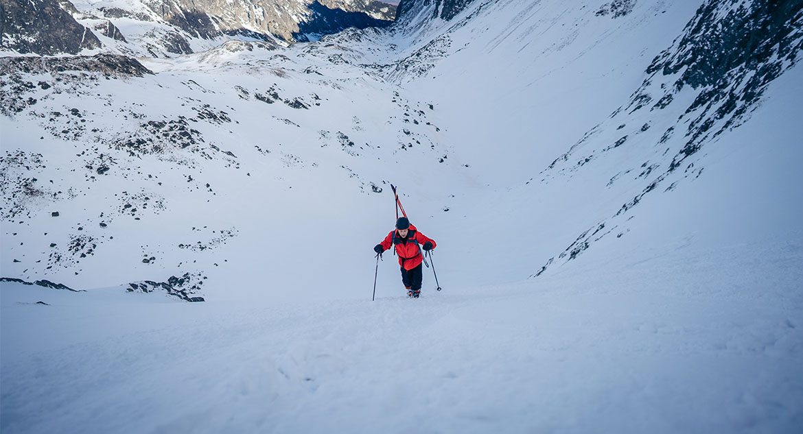 Esquiador explorando a neve