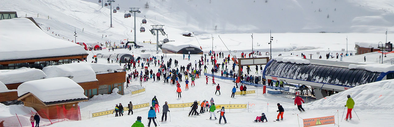 Esquiadores em estação de esqui na França
