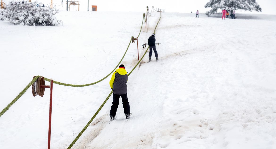esquiadores em rope tow