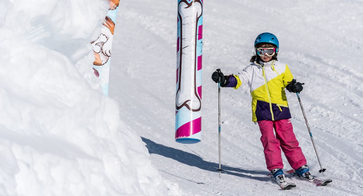 criança esquiando em La Rosière