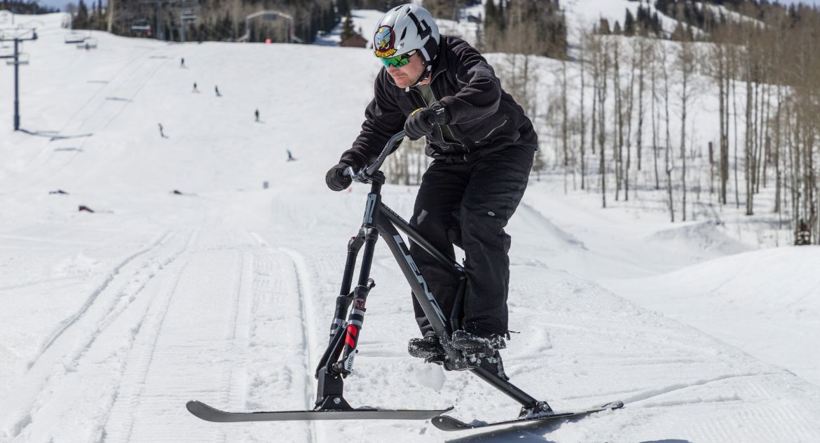 esportista praticando ski bike