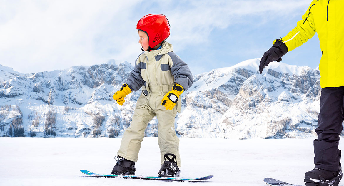Criança praticando snowboard
