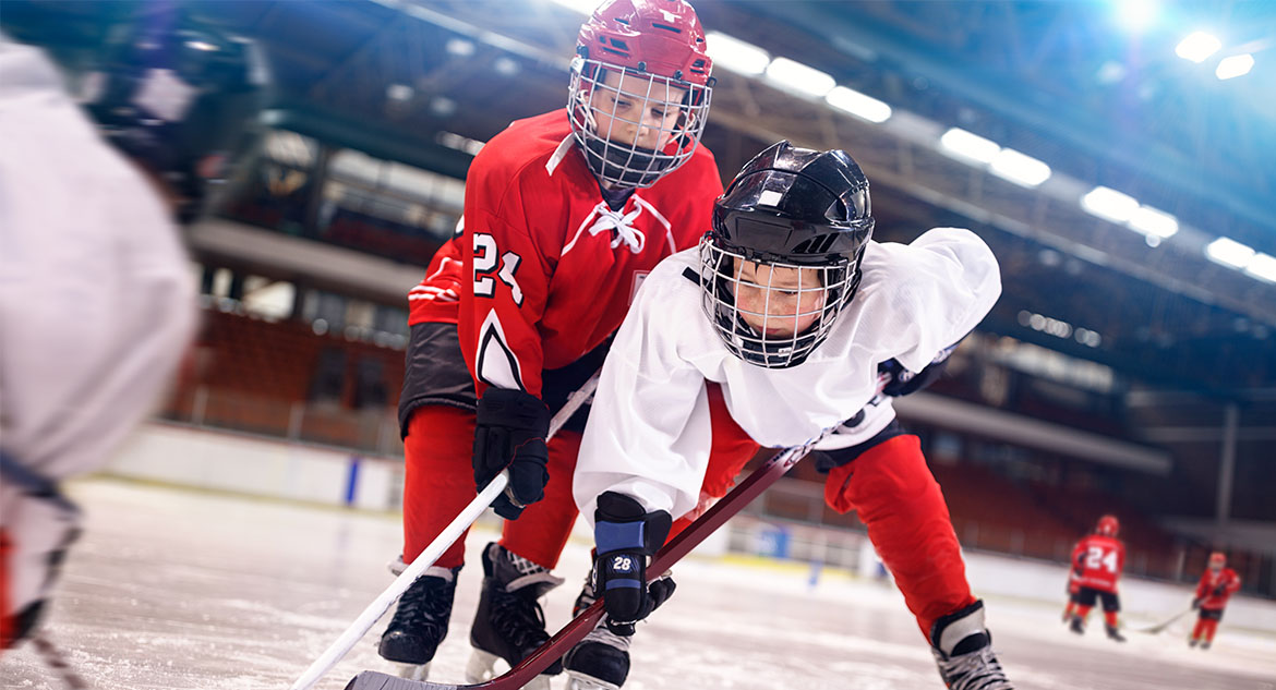 Crianças jogando hockey de gelo
