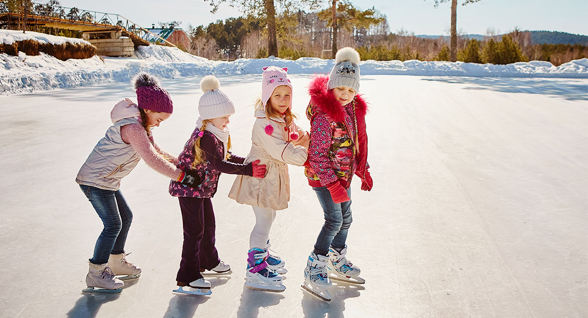 Crianças patinando no gelo