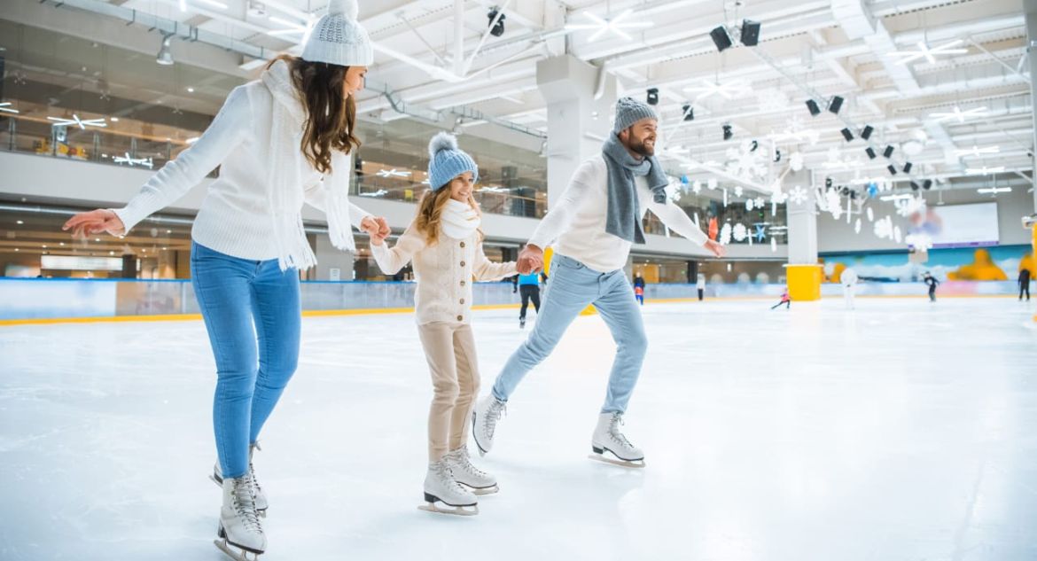 família patinando no gelo